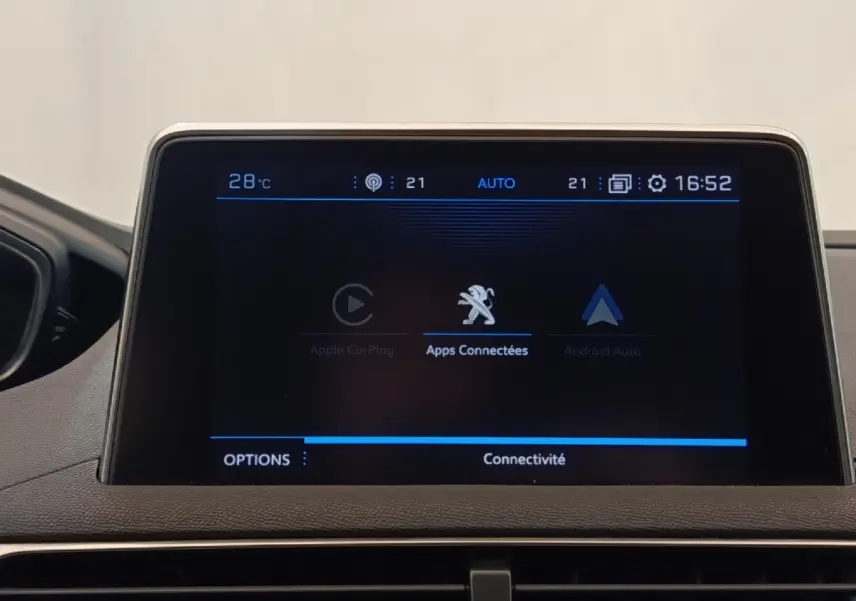Écran tactile central du tableau de bord du Peugeot 5008 noir, affichant les options de connectivité Apple CarPlay et Android Auto.