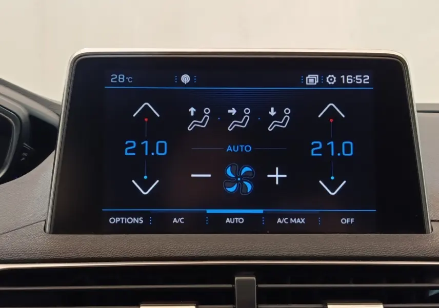 Écran tactile central du tableau de bord du Peugeot 5008 noir, affichant la climatisation automatique à 21°C.