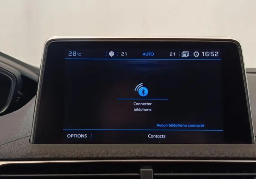 Écran tactile central du tableau de bord du Peugeot 5008 noir, affichant la connexion Bluetooth téléphone.