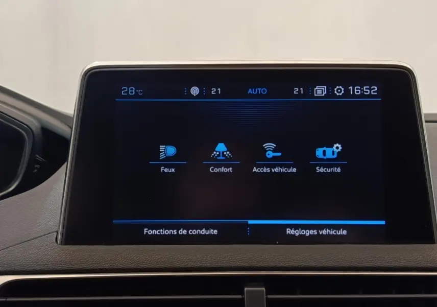 Écran tactile central du Peugeot 5008 2020 affichant les réglages Feux, Confort, Accès véhicule et Sécurité.