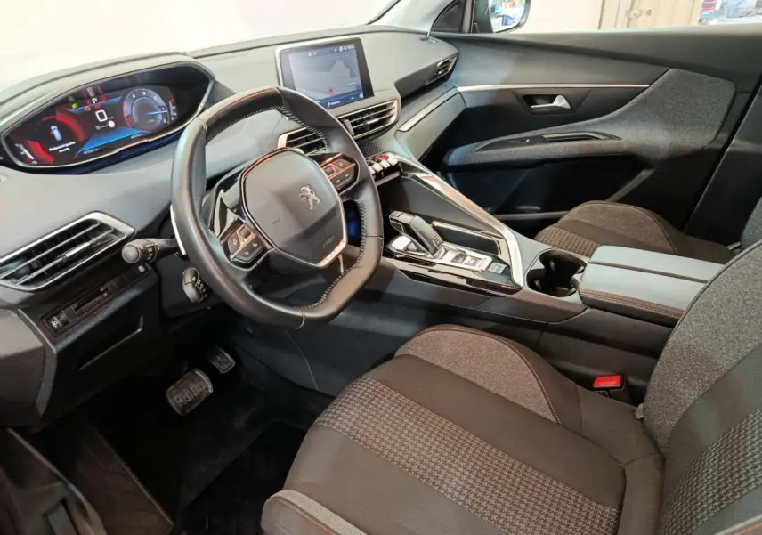 Vue intérieure côté conducteur du Peugeot 5008 2020 avec tableau de bord numérique et volant cuir noir.
