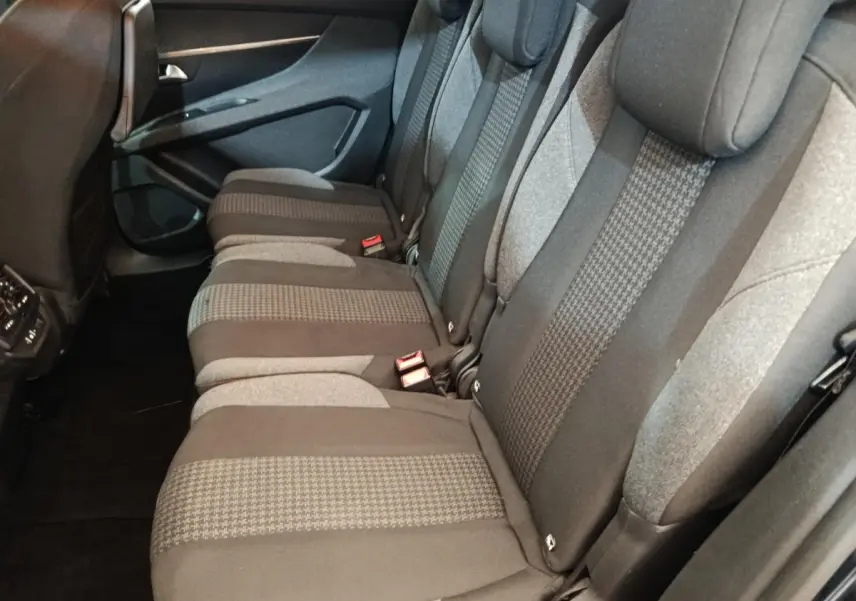 Vue de profil intérieur montrant la banquette arrière grise et noire du Peugeot 5008 2020, version Active Business.