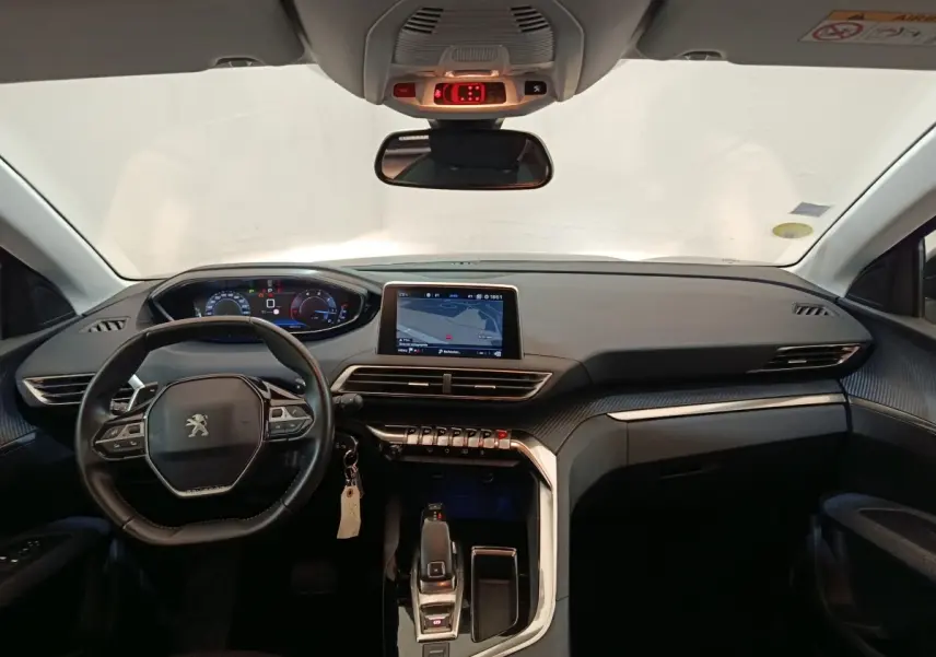 Intérieur Peugeot 5008 2020 noir, vue frontale du tableau de bord avec écran tactile et volant compact multifonctions.