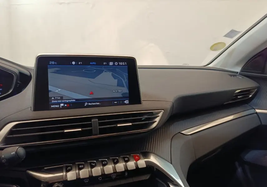 Tableau de bord du Peugeot 5008 noir vu de côté droit, avec écran tactile de navigation et aérateurs horizontaux.
