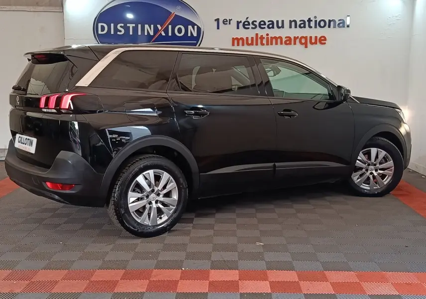 Peugeot 5008 noir vue de profil côté gauche en intérieur avec feux arrière à LED et jantes alliage.