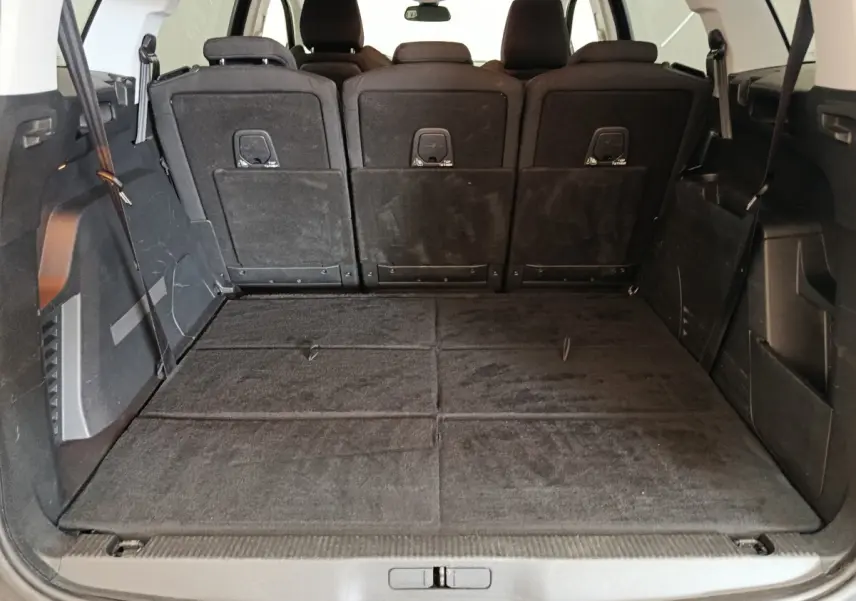 Vue arrière du coffre spacieux du Peugeot 5008 noir 2020 avec troisième rangée de sièges rabattue, plancher plat.