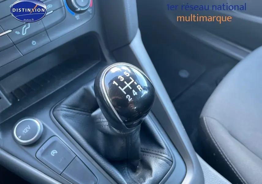 Le levier de vitesses manuel de la Ford Focus SW 2018 en gros plan, avec console centrale et siège passager visible.