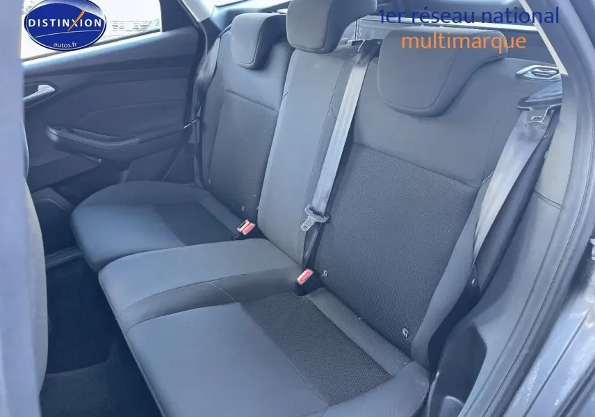 Vue intérieure des sièges arrière en tissu noir du Ford Focus SW 2018, côté droit avec ceinture attachée.