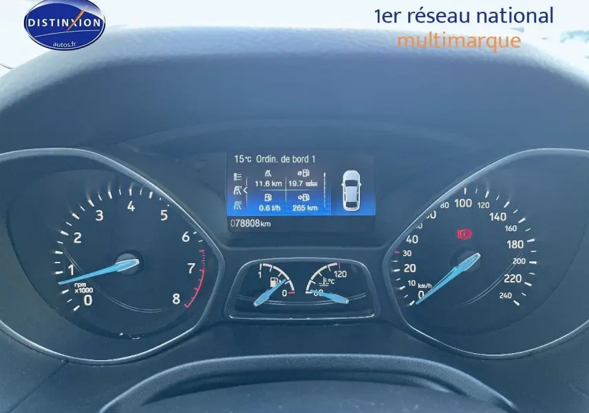 Tableau de bord de Ford Focus SW gris magnetic 2018, affichage digital et compteurs analogiques en vue frontale.