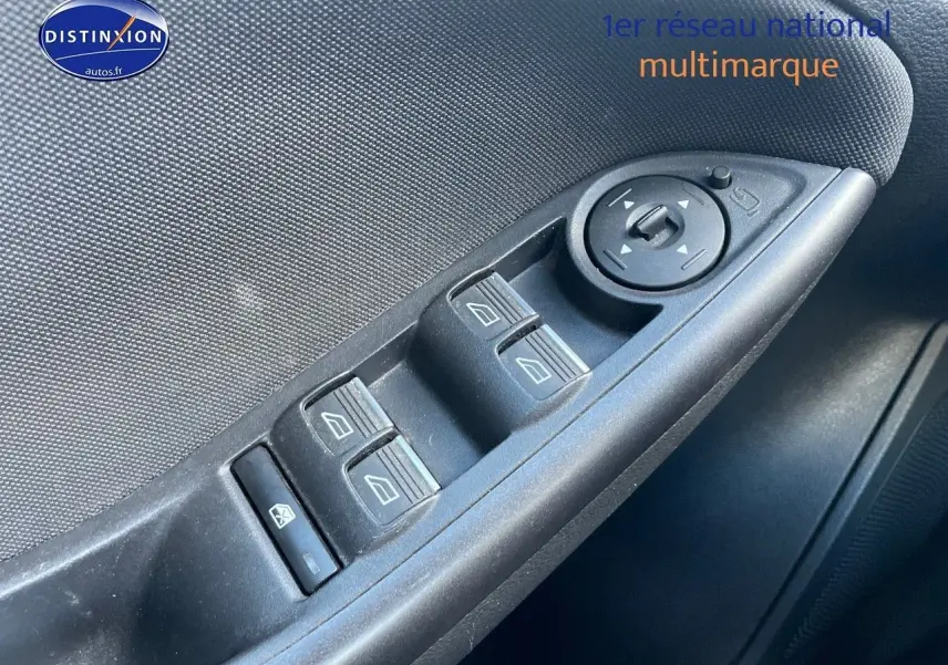 Gros plan sur les commandes des vitres électriques et rétroviseurs côté conducteur d'une Ford Focus SW gris magnetic de 2018.