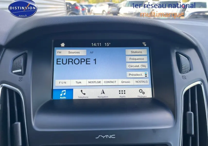 Écran tactile SYNC de la Ford Focus SW 2018 affichant la radio Europe 1 dans un intérieur noir.