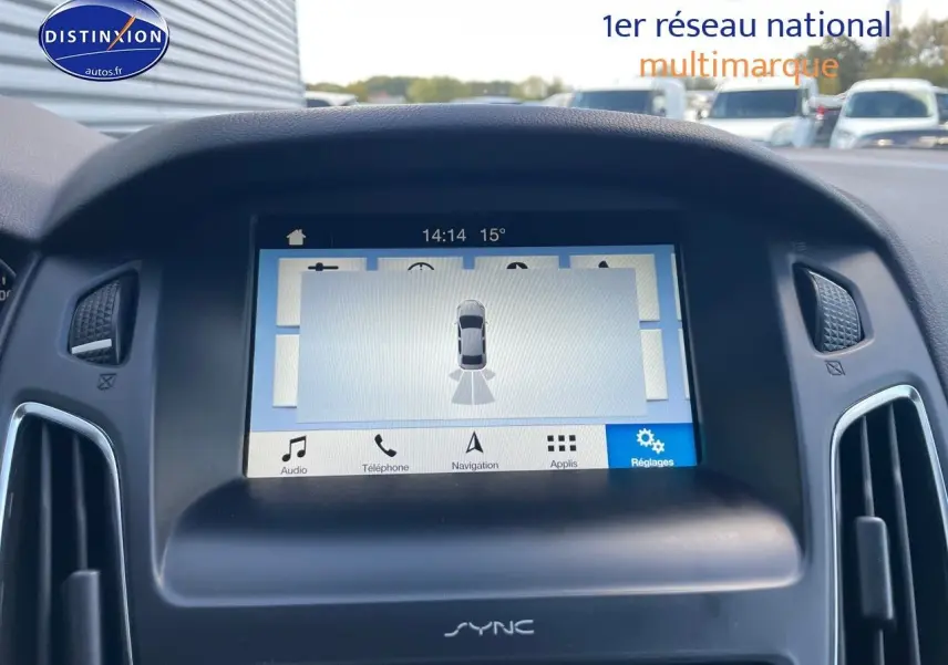 Écran tactile central du Ford Focus SW 2018 affichant la navigation et les réglages, entouré de grilles d'aération noires.