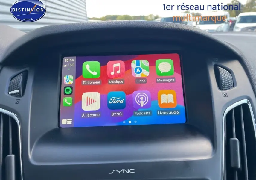 Écran tactile SYNC au centre du tableau de bord d'une Ford Focus SW gris magnetic, affichant applications connectées.
