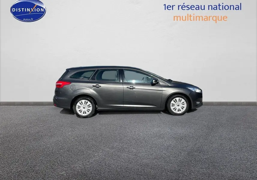 Profil droit d'une Ford Focus SW gris magnetic metal 2018, break compact à cinq portes sur fond neutre.