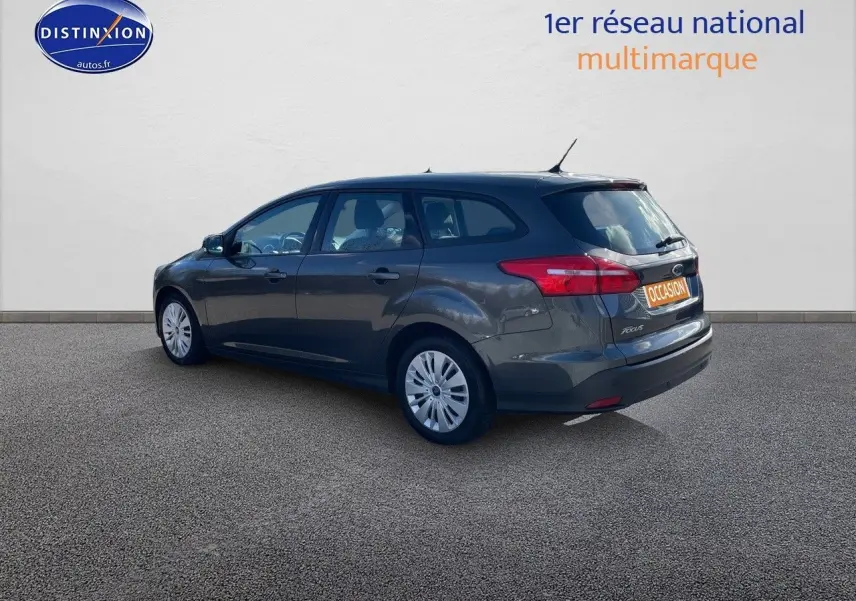 Ford Focus SW gris magnetic metal vue 3/4 arrière côté droit, avec plaques occasion et hayon fermé.