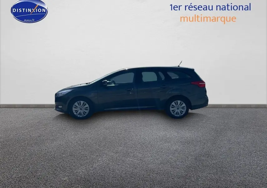 Profil côté gauche d'une Ford Focus SW gris magnetic metal de 2018, break compact à cinq portes stationné sur sol bitumé.