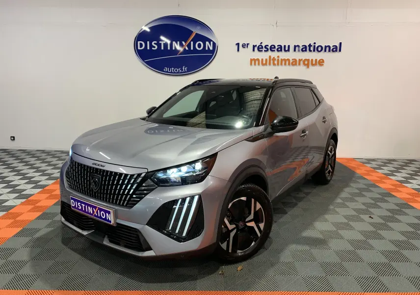 Peugeot 2008 BlueHDi 130 gris en 3/4 avant droit avec feux LED et jantes noires distinctives.