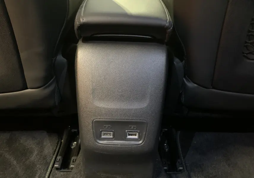 Prise USB-C et USB-A pour recharge située entre les sièges arrière du Peugeot 2008 gris 2023 finition GT.