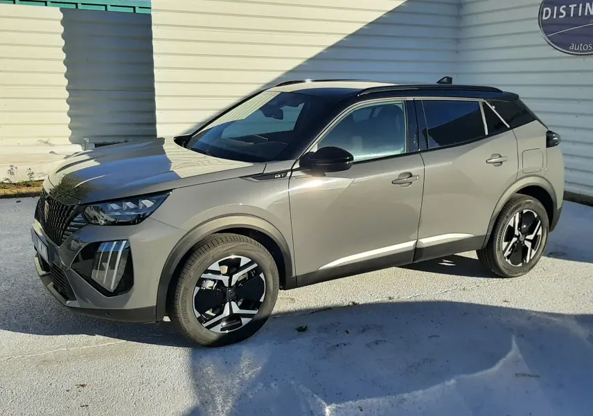 Peugeot 2008 gris selenium en vue 3/4 avant droit, avec toit noir et jantes alliage bicolores distinctives.