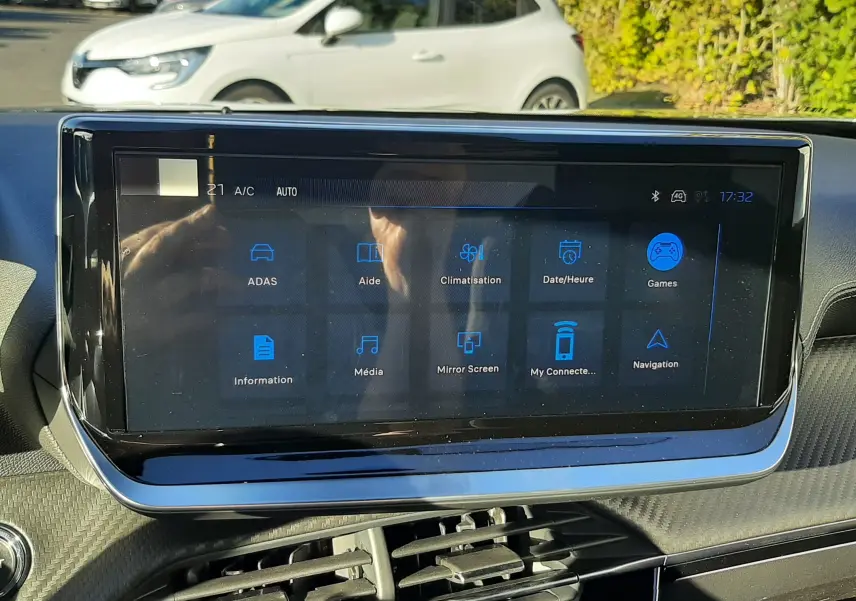 Écran tactile central du tableau de bord du Peugeot 2008 1.2 Hybrid 145ch GT, affichant les options connectées.