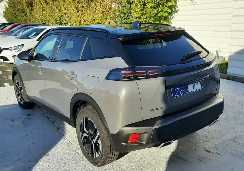 Peugeot 2008 gris selenium en 3/4 arrière droit, toit noir contrasté et feux arrière LED distinctifs.