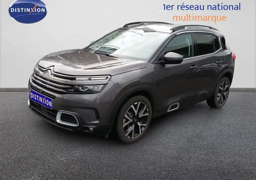Citroën C5 Aircross hybride rechargeable gris platinium en 3/4 avant droit avec jantes alliage distinctives.