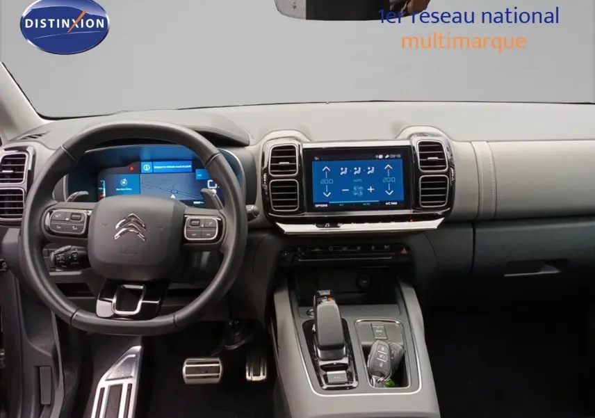 Intérieur du Citroën C5 Aircross hybride 2022, vue frontale du tableau de bord avec écran tactile et volant multifonction.