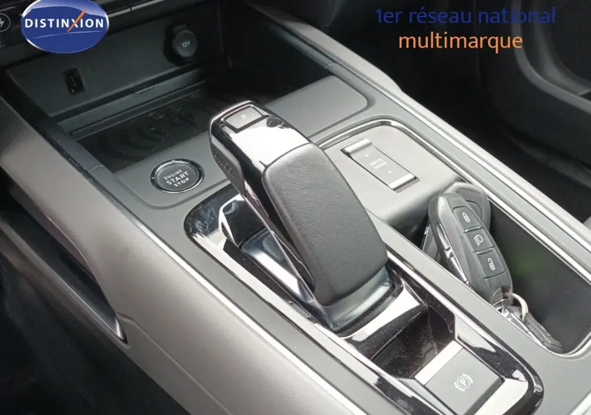 Gros plan sur la console centrale du Citroën C5 Aircross hybride rechargeable 2022 avec levier de vitesse et bouton start/stop.