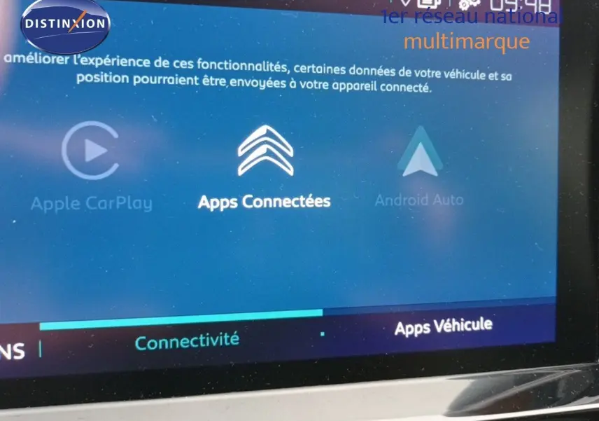 Écran tactile du système multimédia du Citroën C5 Aircross hybride rechargeable gris platinium, vue rapprochée.