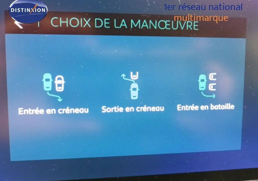 Vue 3/4 avant d'une Citroën C5 Aircross hybride rechargeable 2022 gris platinium avec détails de calandre et phares LED.
