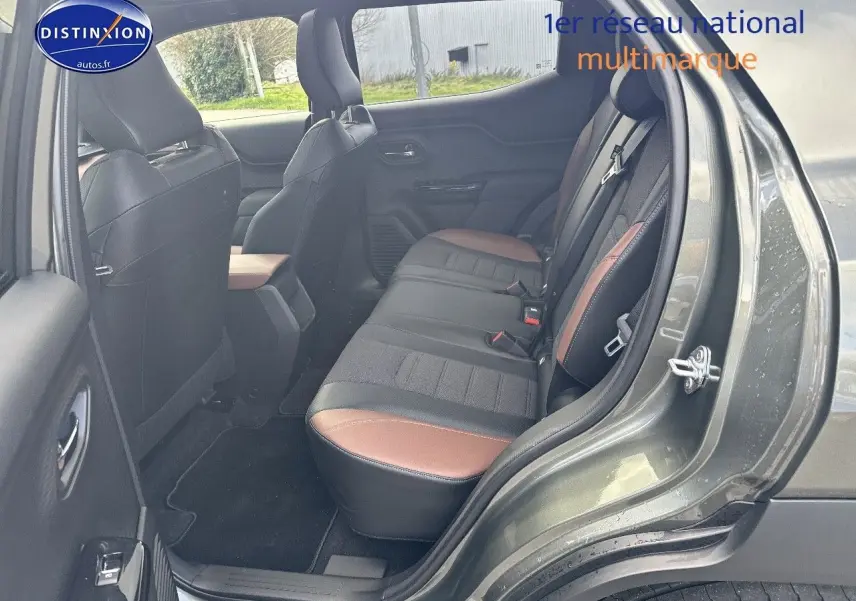 Vue côté droit arrière du Suzuki Vitara 2026 vert Land Breeze avec intérieur noir et marron, banquette arrière visible.