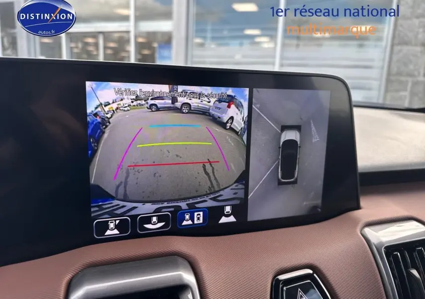 Écran tactile intérieur montrant la caméra de recul et vue panoramique 360° du Suzuki Vitara vert et noir.