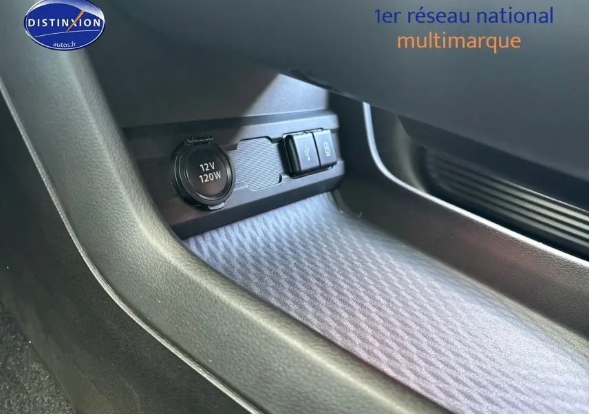 Prise 12V et ports USB dans l'accoudoir central avant du Suzuki Vitara 2026 Style vert Land Breeze.