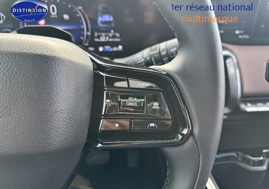 Gros plan sur les commandes multifonctions à droite du volant cuir noir du Suzuki Vitara 2026.