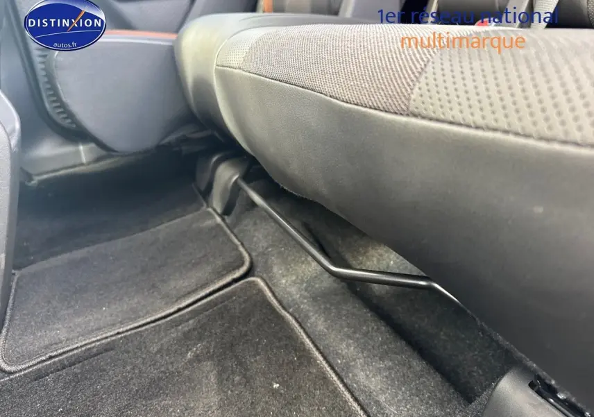 Vue rapprochée sous le siège avant droit du Suzuki Vitara 2026, tissu noir et marron avec moquette noire.
