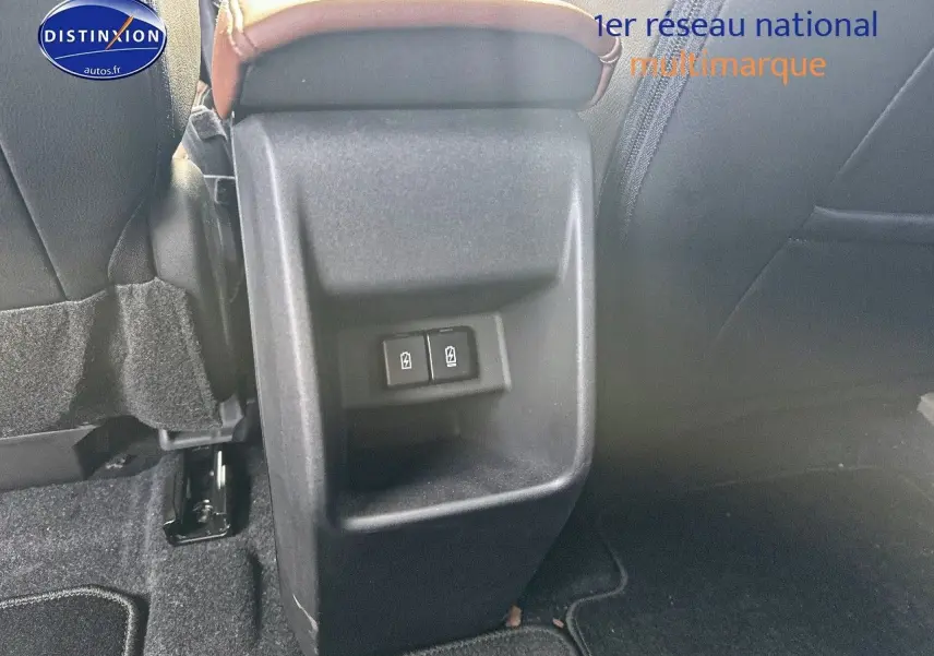 Vue rapprochée de la console arrière avec commandes de vitres électriques du Suzuki Vitara vert Land Breeze et toit noir.