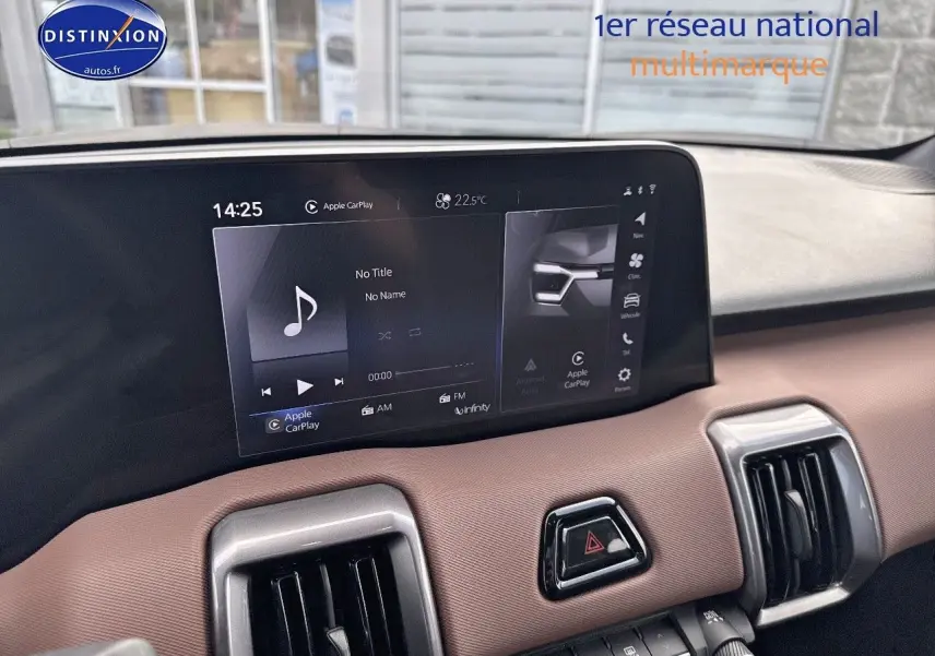 Vue rapprochée du tableau de bord du Suzuki Vitara 2026, avec écran tactile et garniture marron clair.