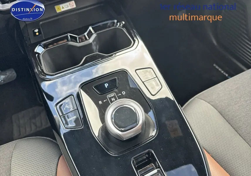 Vue rapprochée de la console centrale noire brillante avec sélecteur rotatif de boîte auto du Suzuki Vitara 2026.