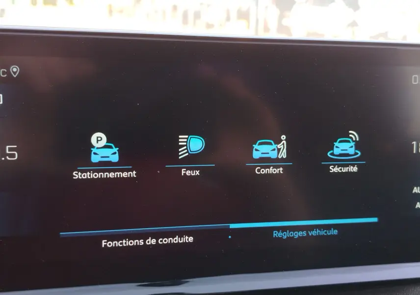 Écran tactile intérieur du Peugeot 3008 2023 montrant les options de conduite en bleu sur fond noir.