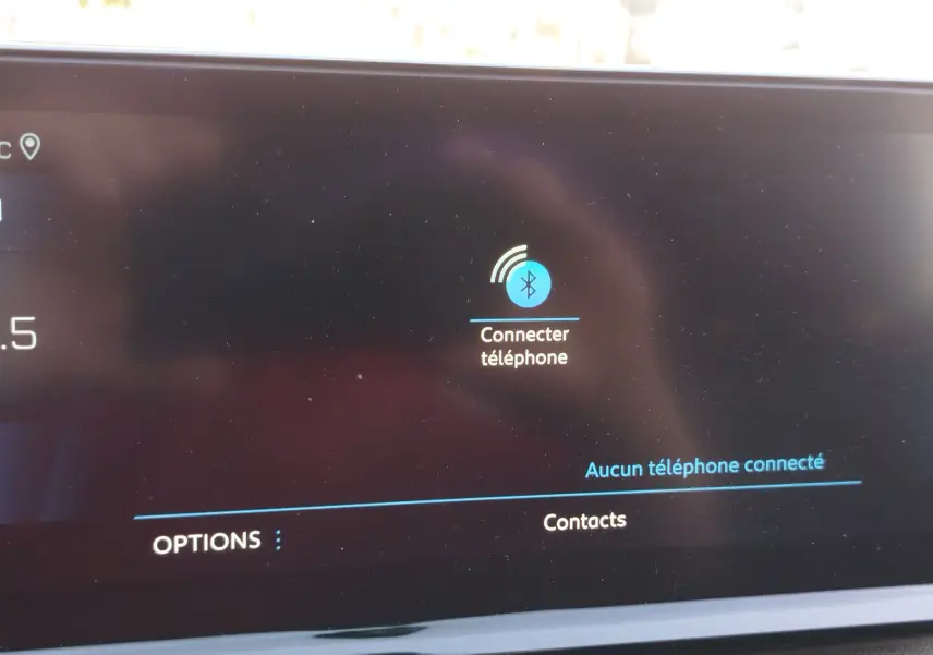 Écran tactile intérieur du Peugeot 3008 gris Platinium affichant la connexion Bluetooth pour téléphone.