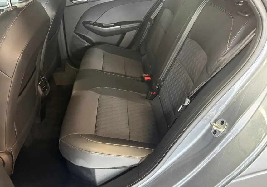 Vue côté droit de la banquette arrière noire en similicuir et tissu du MG3 Hampstead Grey avec ceintures et ancrages ISOFIX visibles.