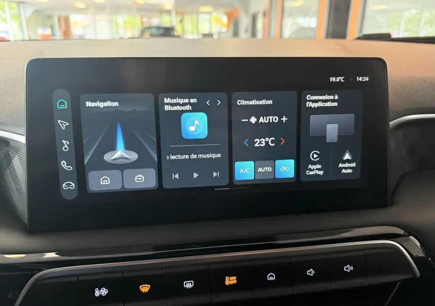Écran tactile 10,25'' du tableau de bord du MG3 Luxury, affichant navigation, Bluetooth et climatisation.