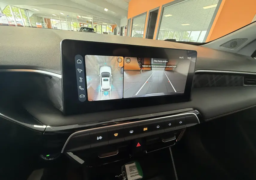 Vue rapprochée de l'écran tactile central du tableau de bord noir du MG3 Hybrid+ affichant la caméra 360° et vue arrière.