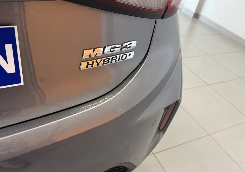 Gros plan sur l'arrière droit d'une MG3 Hybrid+ gris Hampstead avec logo et feu arrière partiel visible.