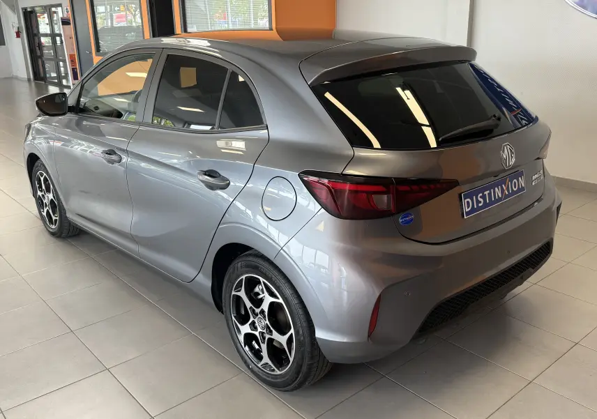 Vue 3/4 arrière droite de la MG3 Hampstead Grey avec jantes alliage et vitres surteintées en showroom.