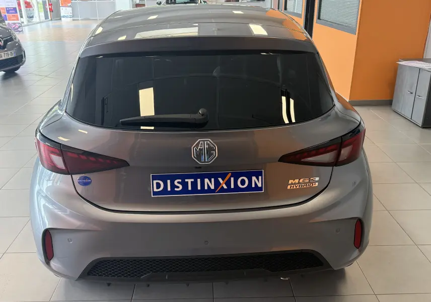 Vue arrière du MG3 1.5 L Hybrid+ gris Hampstead en showroom, avec logo MG et badges Hybrid+ visibles.
