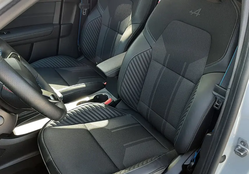 Vue intérieure côté conducteur du Renault Symbioz E-Tech Full Hybrid 145 Esprit Alpine 2025, sièges noirs avec logo Alpine brodé.