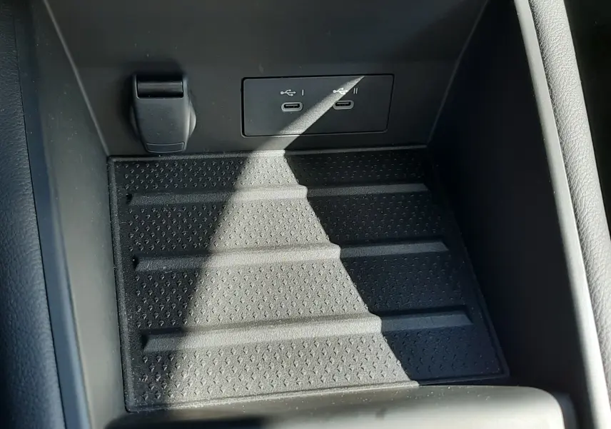 Gros plan sur la console centrale du Renault Symbioz gris Rafale, montrant les ports USB-C et prise 12V intégrés.