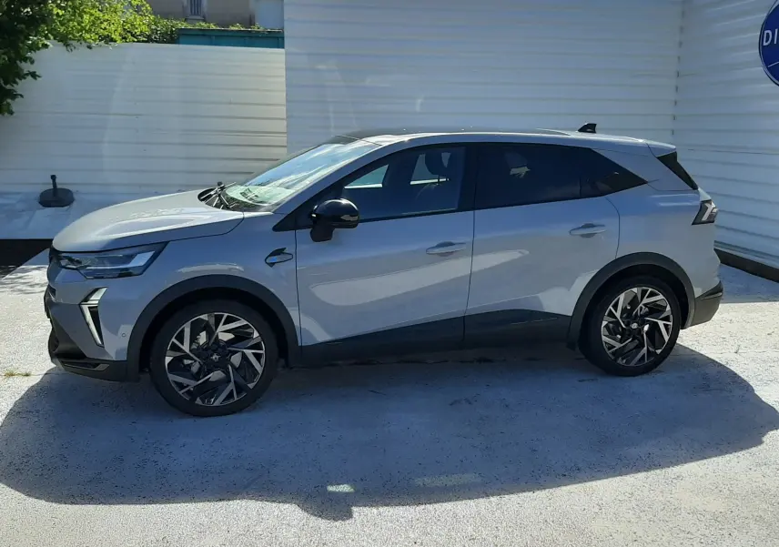Renault Symbioz E-Tech Full Hybrid gris Rafale, vue de profil côté gauche, avec jantes noires et toit noir contrasté.
