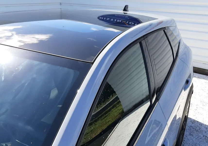 Vue plongeante côté droit sur le toit noir et la carrosserie gris rafale du Renault Symbioz E-Tech Full Hybrid 2025.